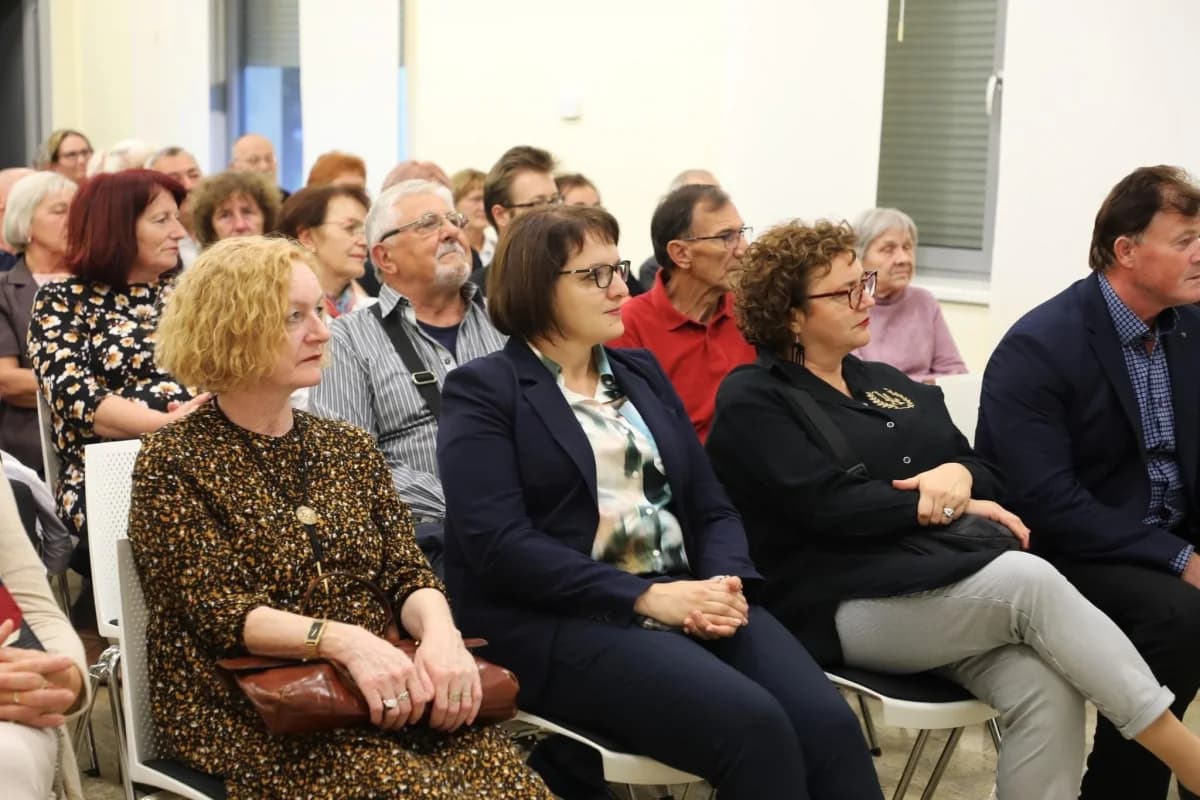 U Hrvatskoj knjižnici i čitaonici u Pleternici otvorena je izložba ’Iz zbirke Milana Bajta (1957.-2023.)’