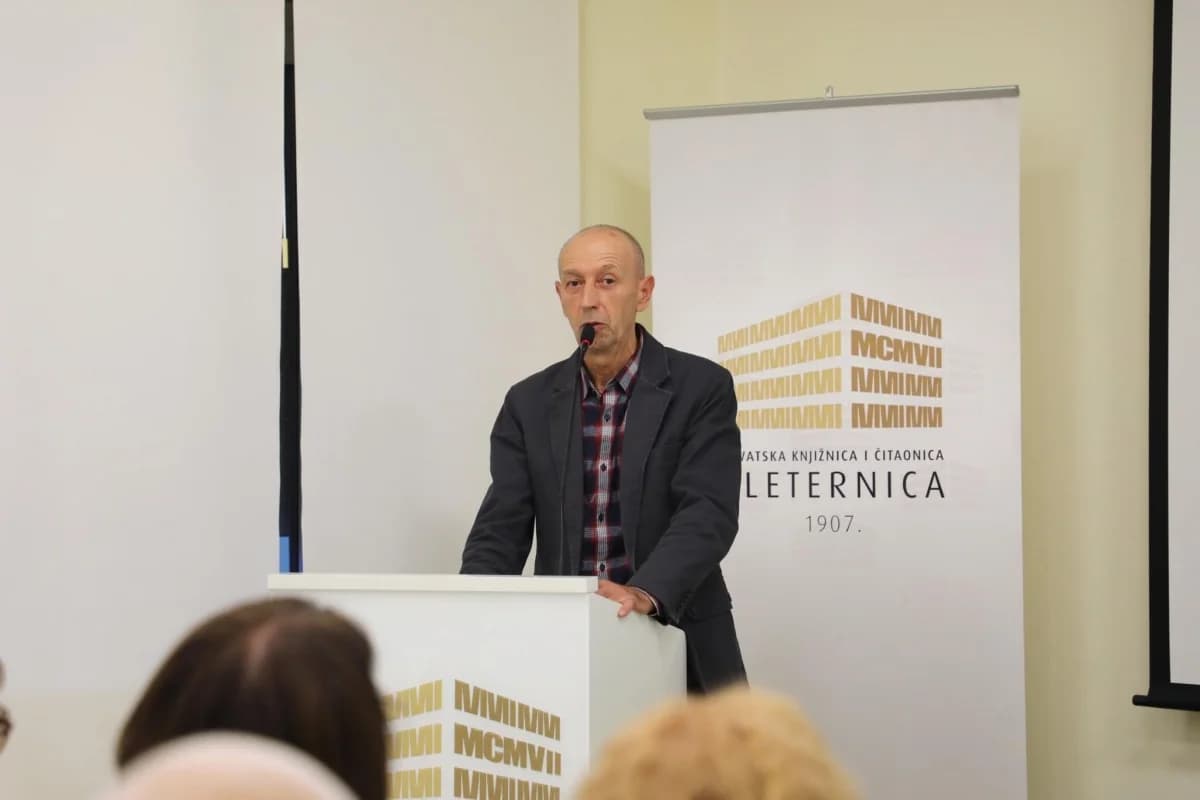 U Hrvatskoj knjižnici i čitaonici u Pleternici otvorena je izložba ’Iz zbirke Milana Bajta (1957.-2023.)’