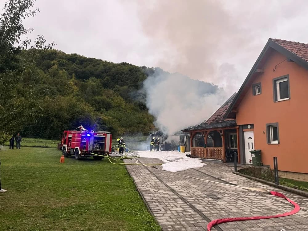 Jučerašnja vatrena stihija u Dolcu progutala dvorišne zgrade, vatrogasci spasili obiteljsku kuću