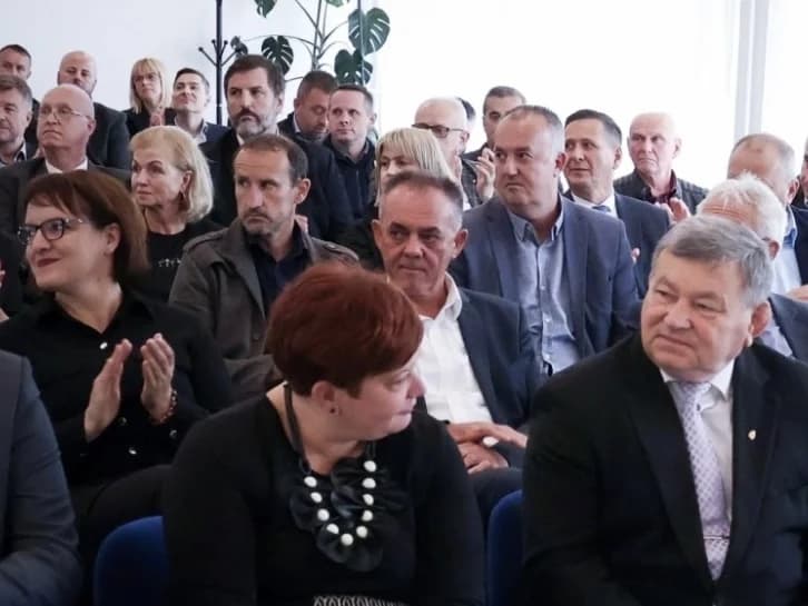Nekadašnji župan i osuđeni obiteljski nasilnik Tomašević i dalje veselo obilazi svečane sjednice