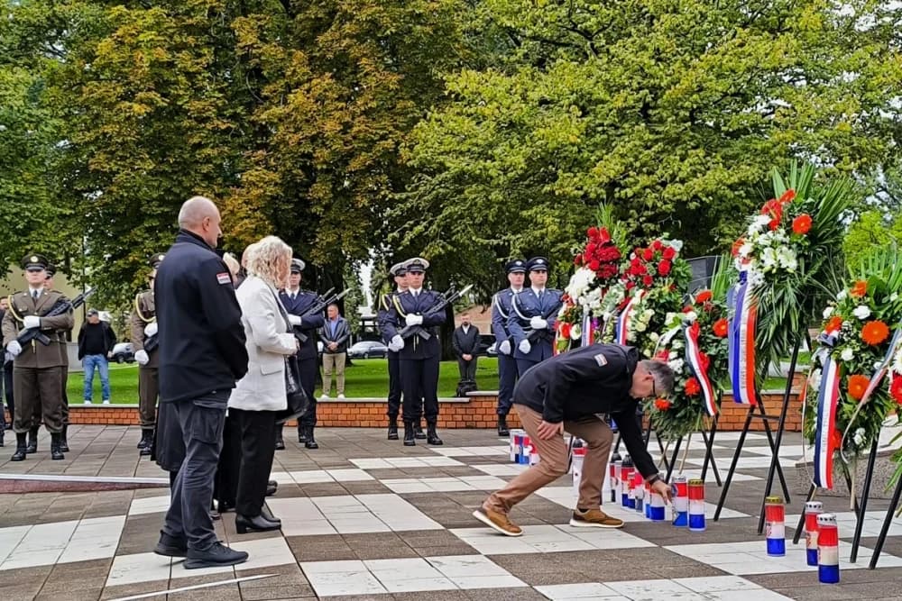 FOTO: ’Slavonski sokolovi“ otvorili vrata svoje vojarne i oduševili brojne okupljene građane