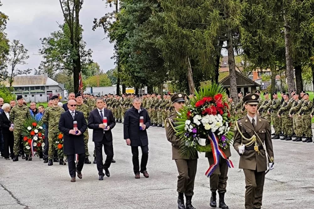 FOTO: ’Slavonski sokolovi“ otvorili vrata svoje vojarne i oduševili brojne okupljene građane