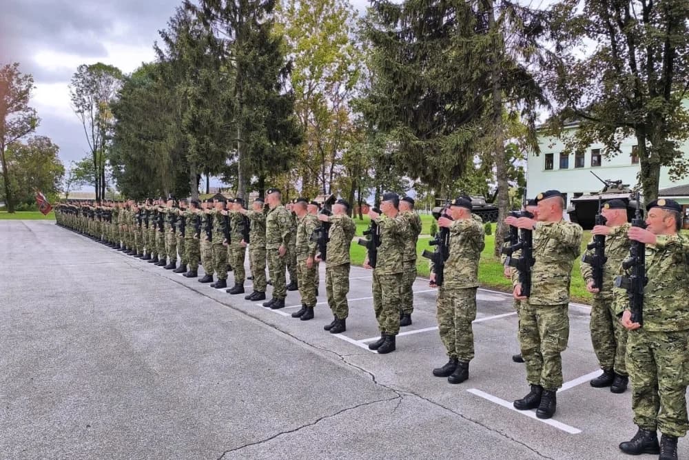 FOTO: ’Slavonski sokolovi“ otvorili vrata svoje vojarne i oduševili brojne okupljene građane