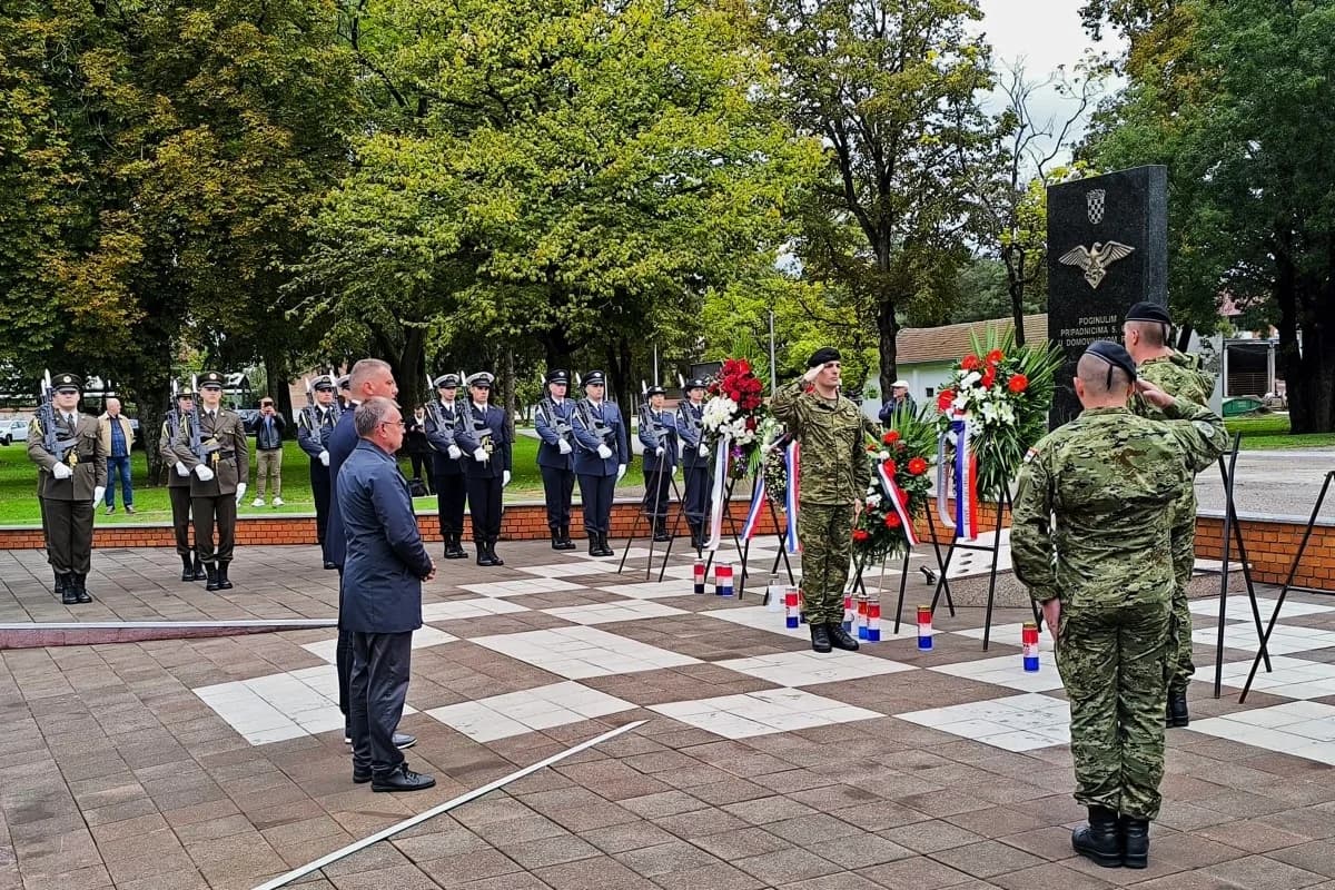 FOTO: ’Slavonski sokolovi“ otvorili vrata svoje vojarne i oduševili brojne okupljene građane