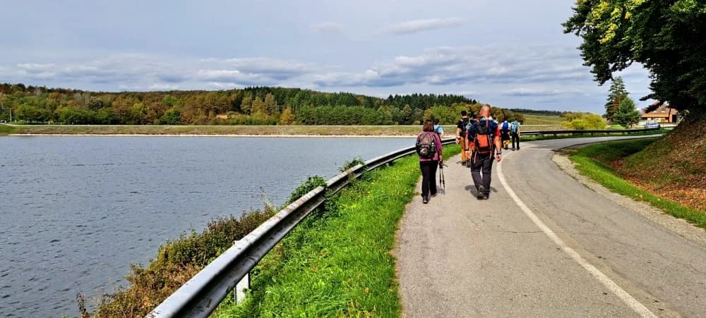 FOTO: Planinari HPD Gojzerice na jezeru Borovik