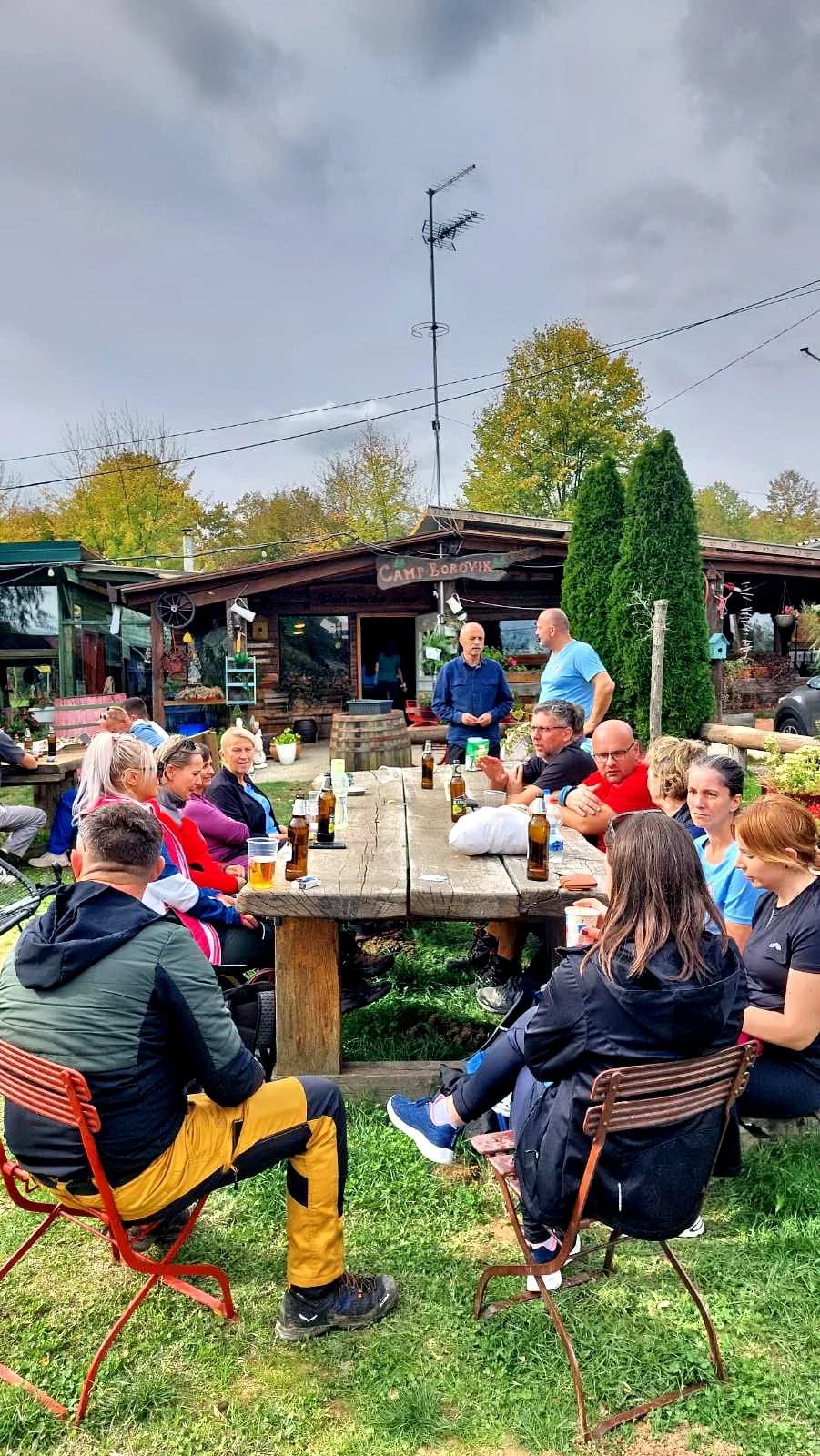 FOTO: Planinari HPD Gojzerice na jezeru Borovik