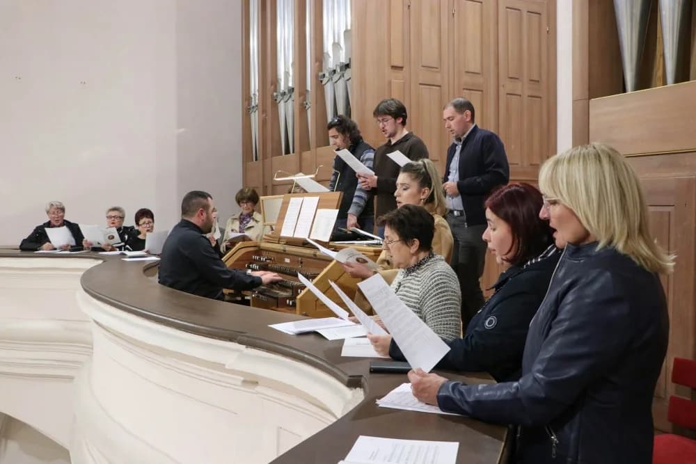 Molitveno bdijenje u požeškoj Katedrali u predvečerje svetkovine sv. Terezije