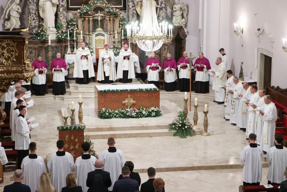 Molitveno bdijenje u požeškoj Katedrali u predvečerje svetkovine sv. Terezije