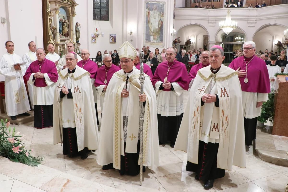 Molitveno bdijenje u požeškoj Katedrali u predvečerje svetkovine sv. Terezije