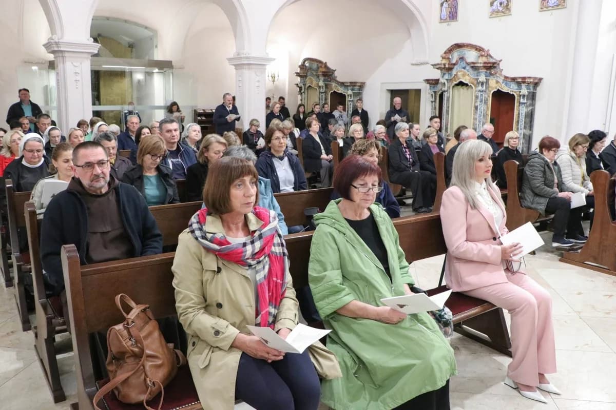 Molitveno bdijenje u požeškoj Katedrali u predvečerje svetkovine sv. Terezije