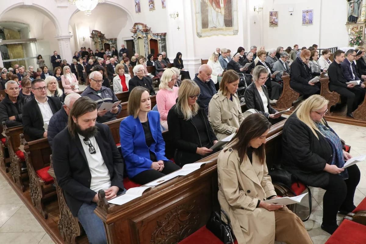 Molitveno bdijenje u požeškoj Katedrali u predvečerje svetkovine sv. Terezije