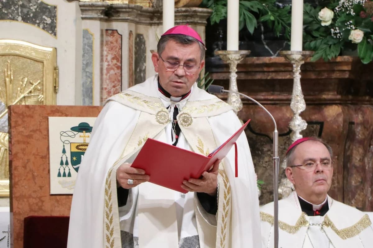 Molitveno bdijenje u požeškoj Katedrali u predvečerje svetkovine sv. Terezije