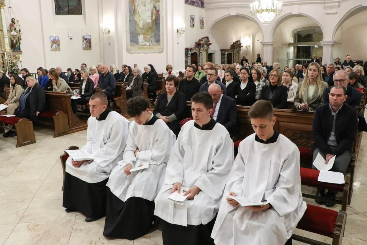 Molitveno bdijenje u požeškoj Katedrali u predvečerje svetkovine sv. Terezije