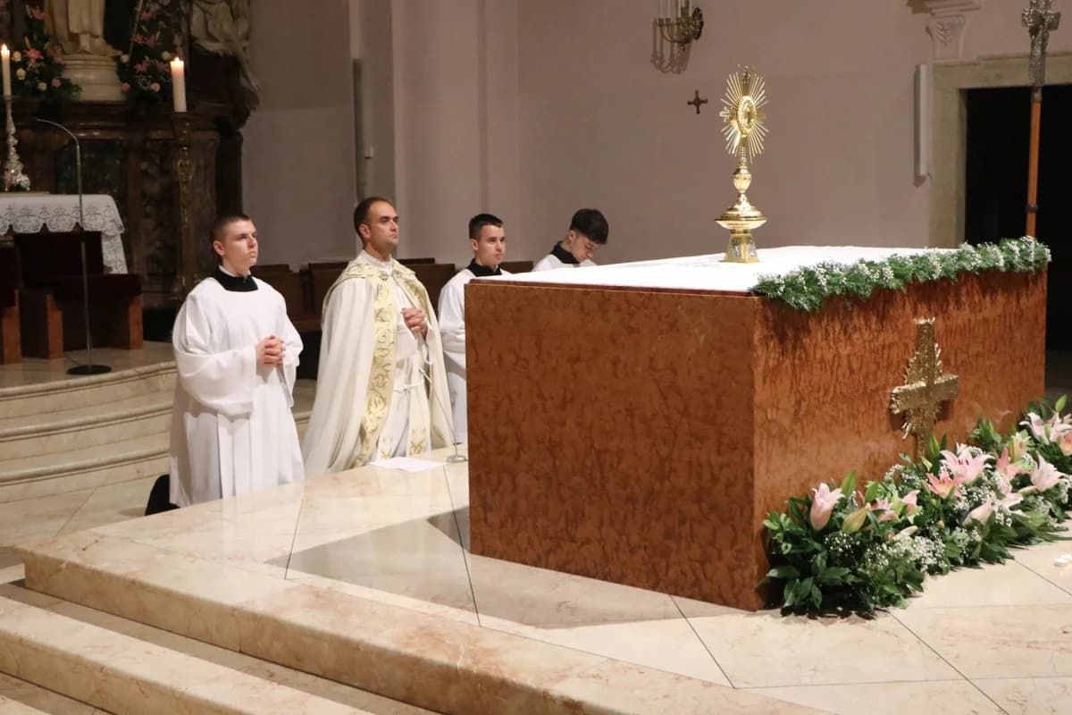 Molitveno bdijenje u požeškoj Katedrali u predvečerje svetkovine sv. Terezije