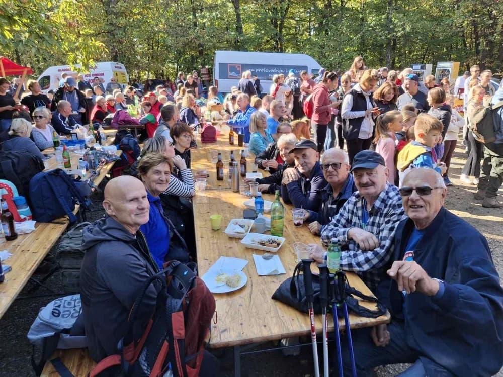 FOTO:  Članovi HPD ’Sokolovac’ Požega pohodili Festival kestena u Petrinji