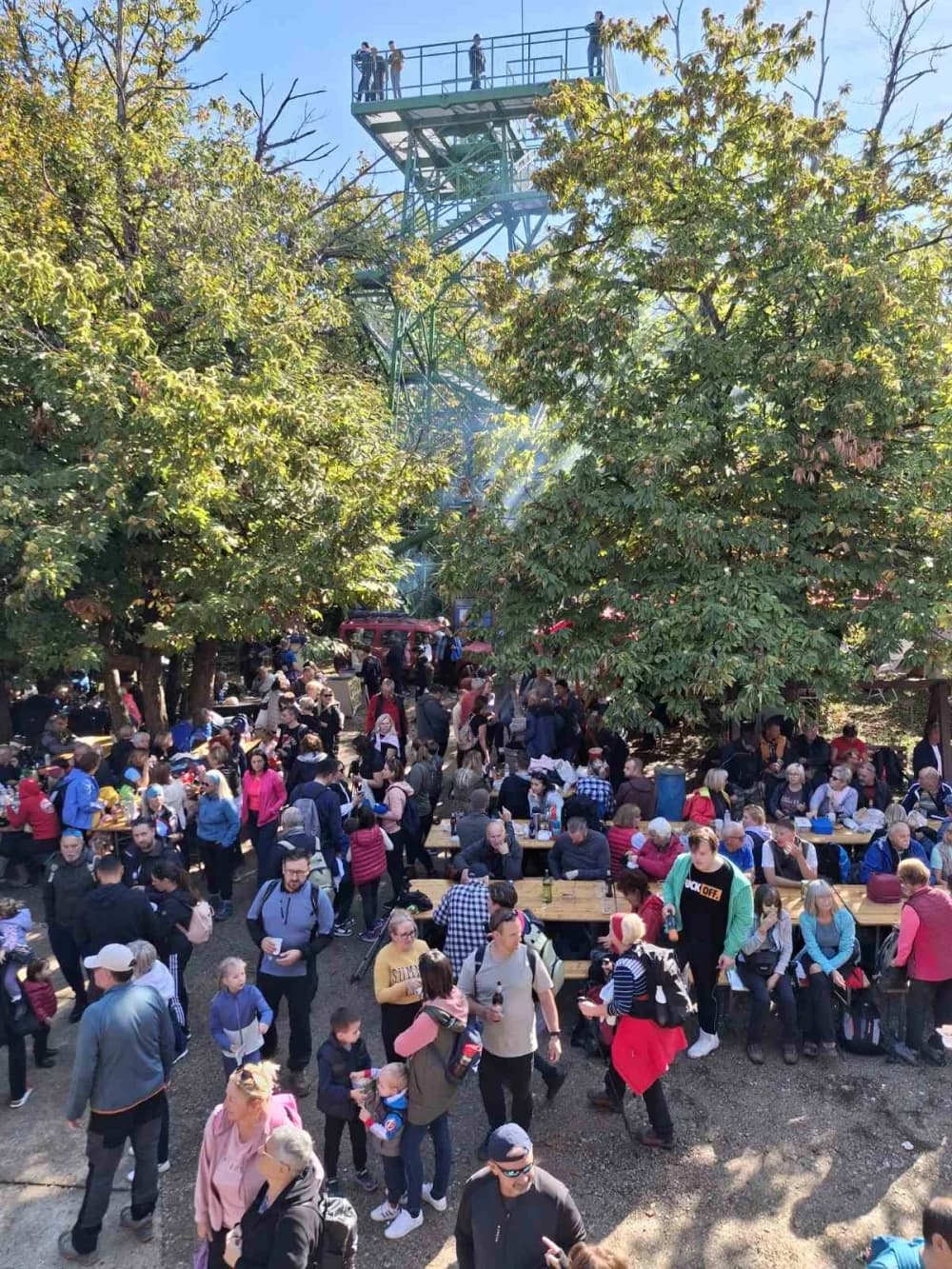 FOTO:  Članovi HPD ’Sokolovac’ Požega pohodili Festival kestena u Petrinji