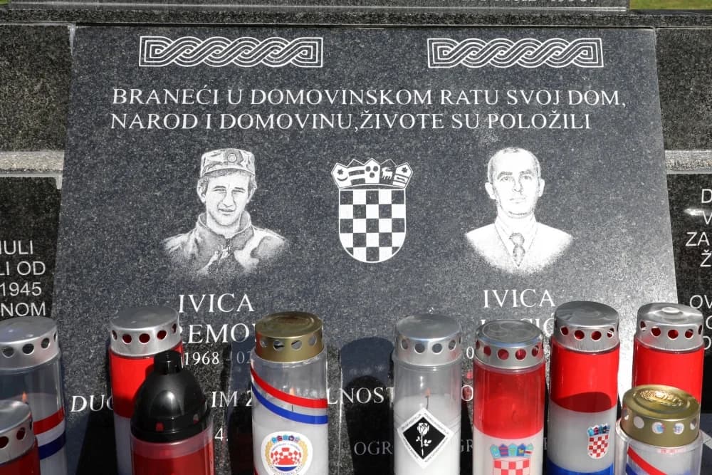 U Zagrađu otkrivena spomen-ploča poginulim hrvatskim braniteljima I. Uremoviću i I. Luciću
