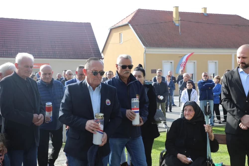 U Zagrađu otkrivena spomen-ploča poginulim hrvatskim braniteljima I. Uremoviću i I. Luciću