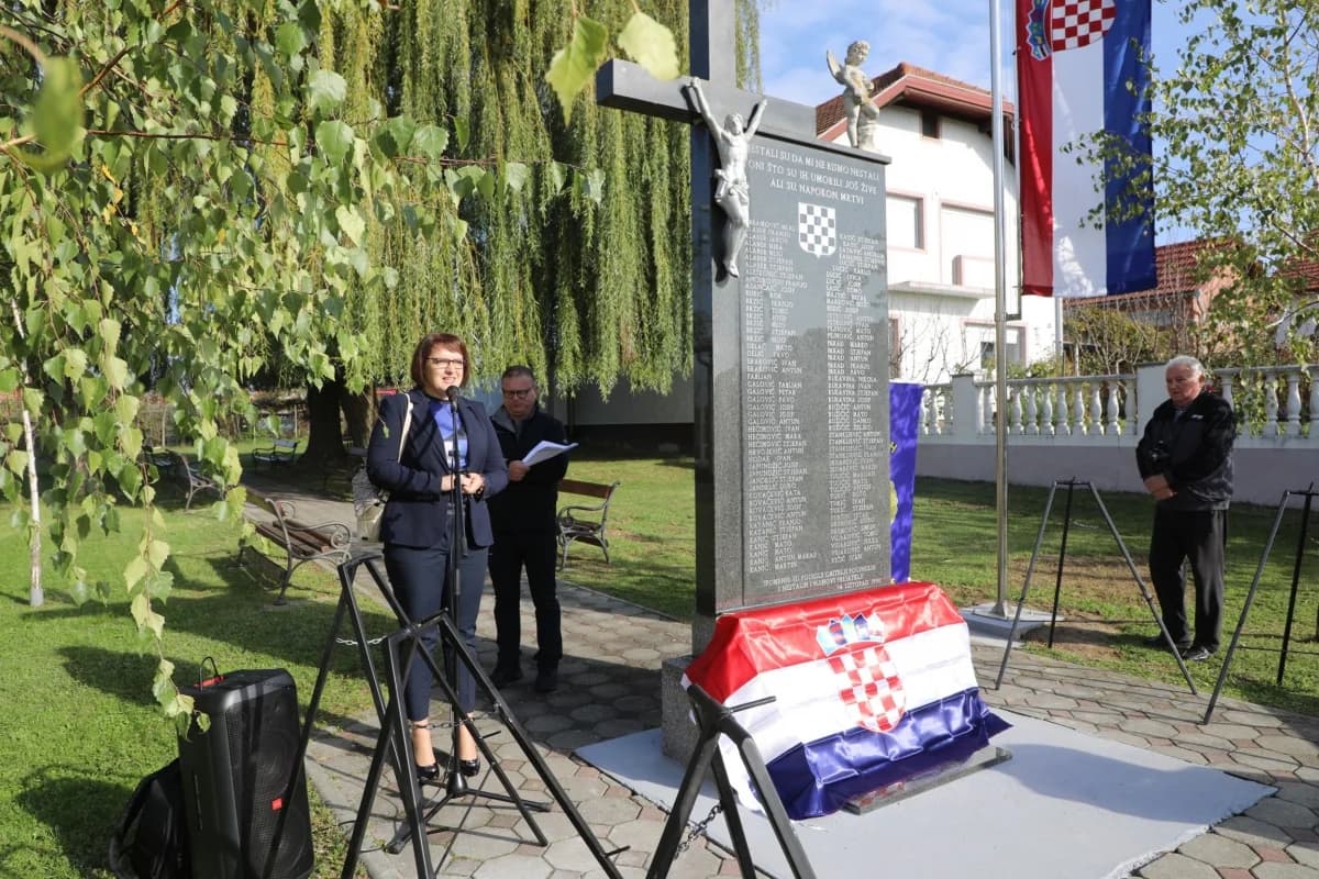 U Zagrađu otkrivena spomen-ploča poginulim hrvatskim braniteljima I. Uremoviću i I. Luciću
