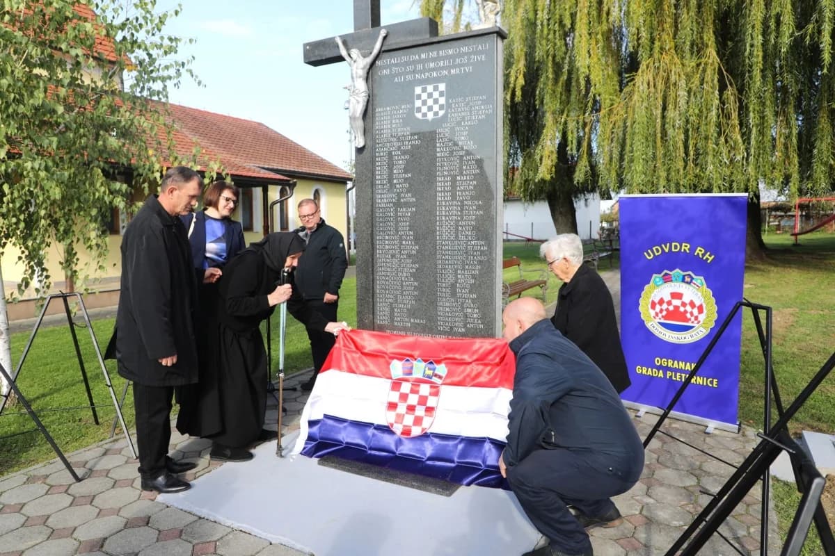 U Zagrađu otkrivena spomen-ploča poginulim hrvatskim braniteljima I. Uremoviću i I. Luciću