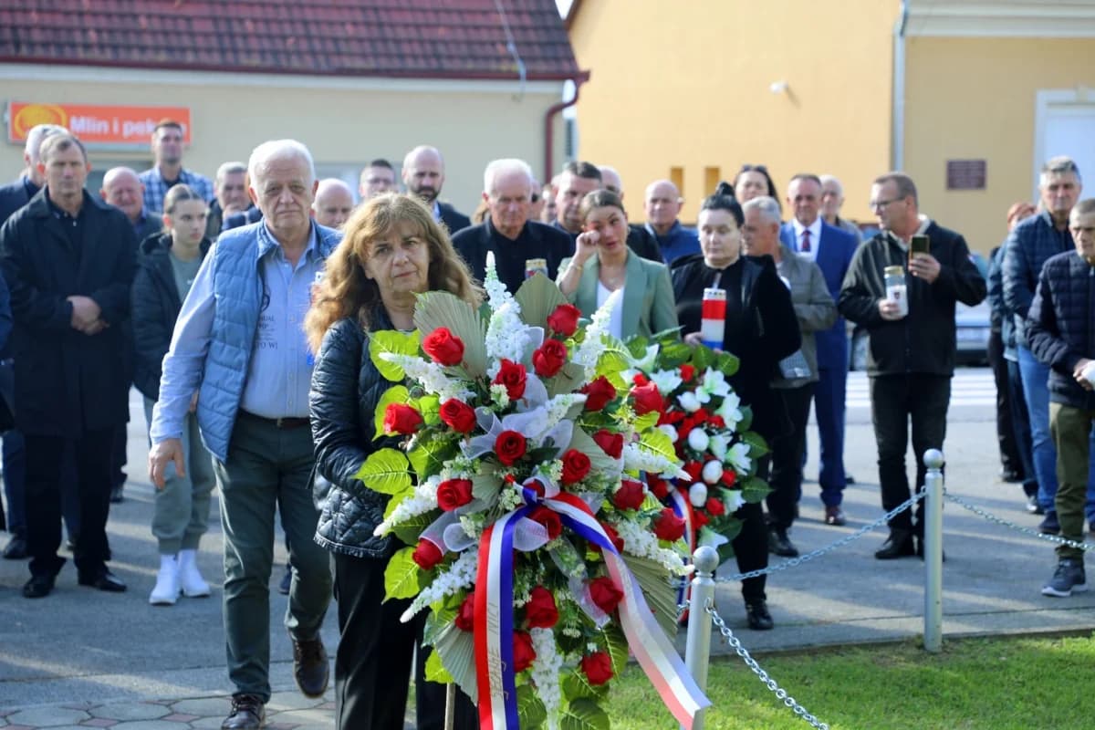 U Zagrađu otkrivena spomen-ploča poginulim hrvatskim braniteljima I. Uremoviću i I. Luciću