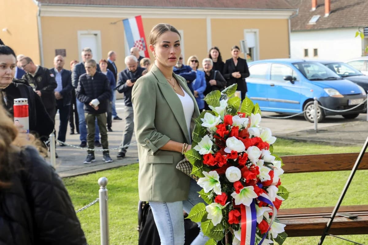 U Zagrađu otkrivena spomen-ploča poginulim hrvatskim braniteljima I. Uremoviću i I. Luciću