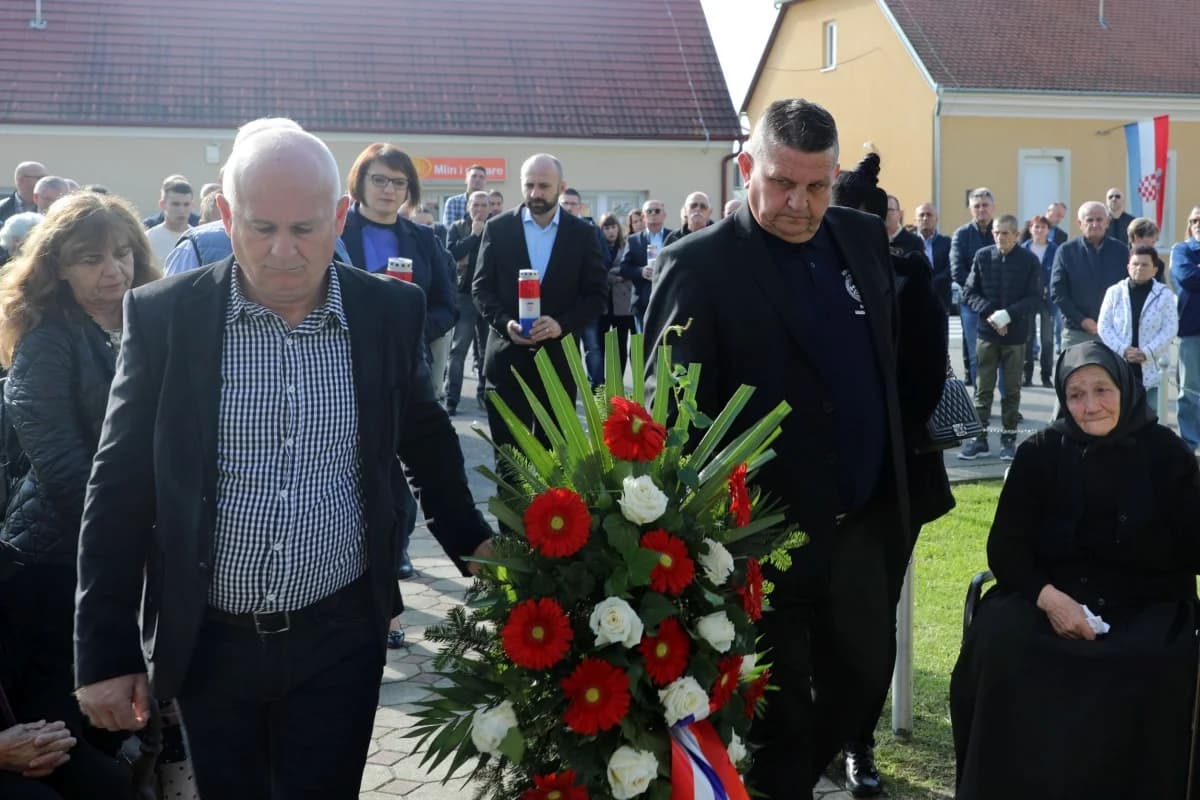 U Zagrađu otkrivena spomen-ploča poginulim hrvatskim braniteljima I. Uremoviću i I. Luciću