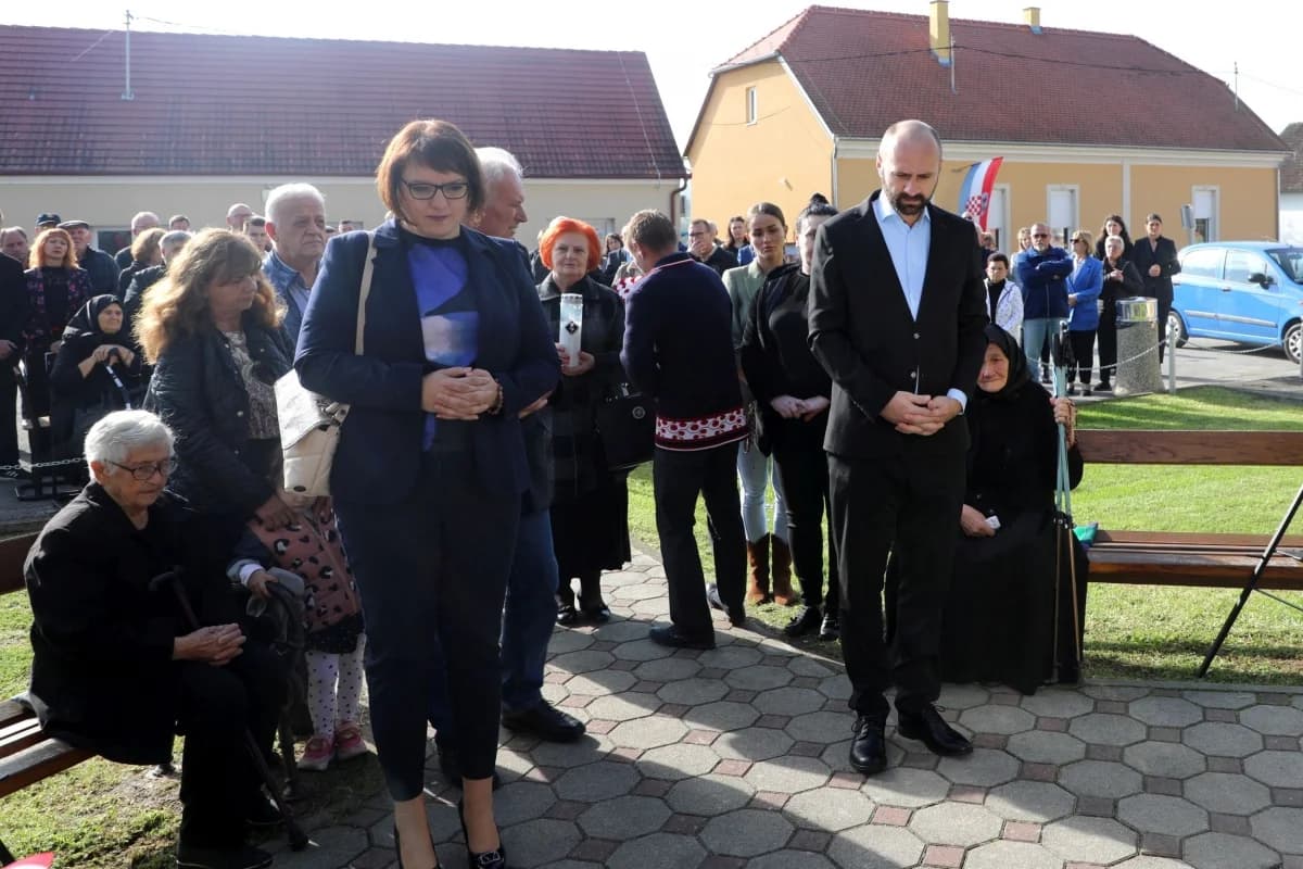 U Zagrađu otkrivena spomen-ploča poginulim hrvatskim braniteljima I. Uremoviću i I. Luciću