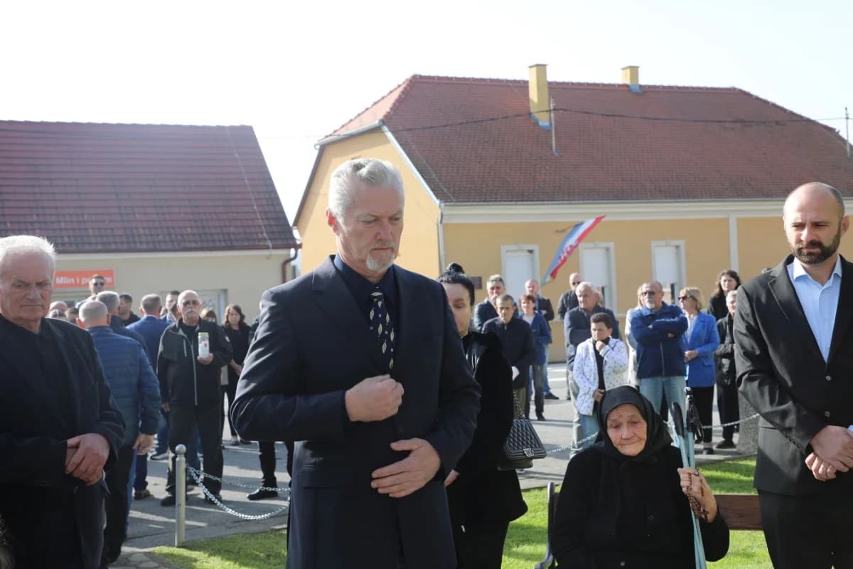 U Zagrađu otkrivena spomen-ploča poginulim hrvatskim braniteljima I. Uremoviću i I. Luciću