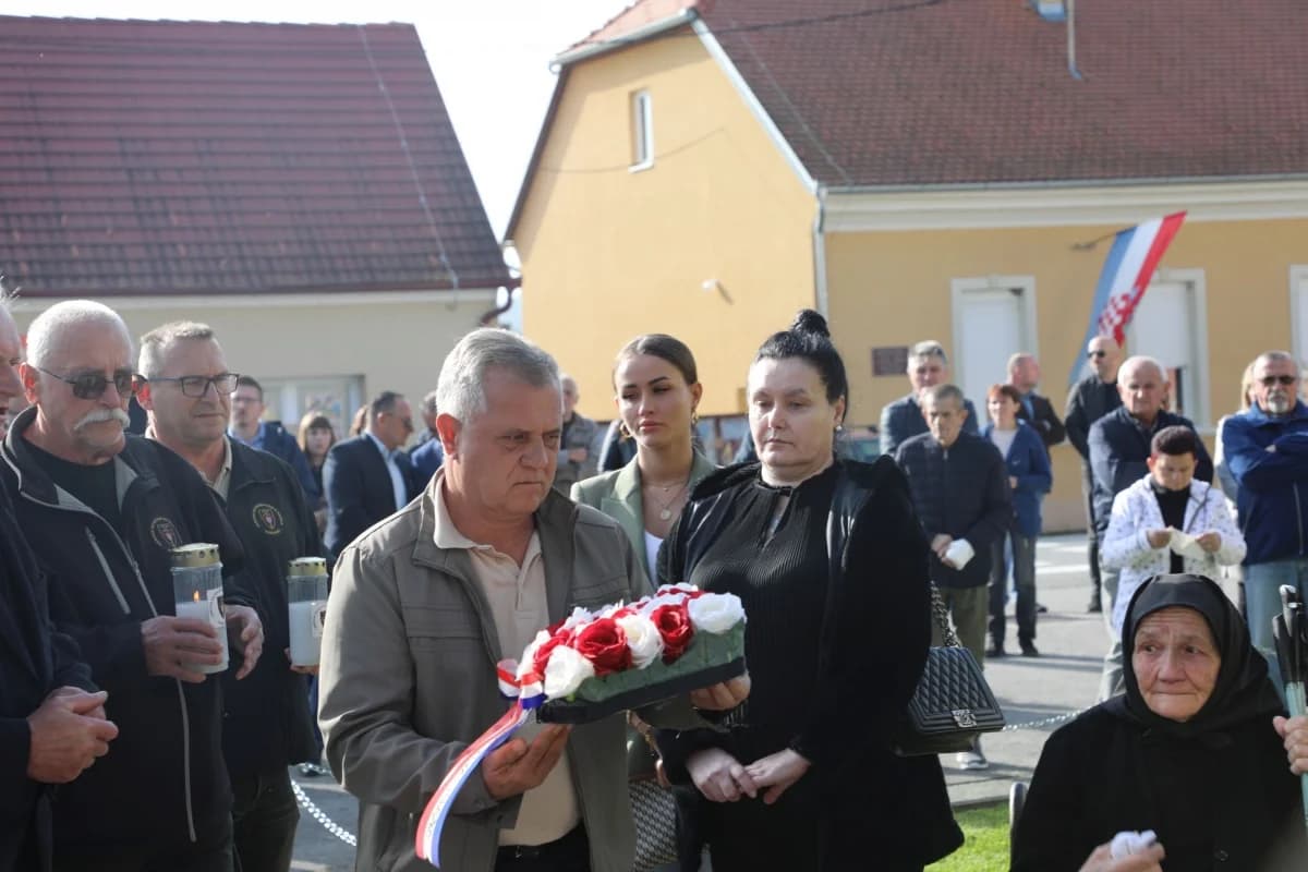 U Zagrađu otkrivena spomen-ploča poginulim hrvatskim braniteljima I. Uremoviću i I. Luciću