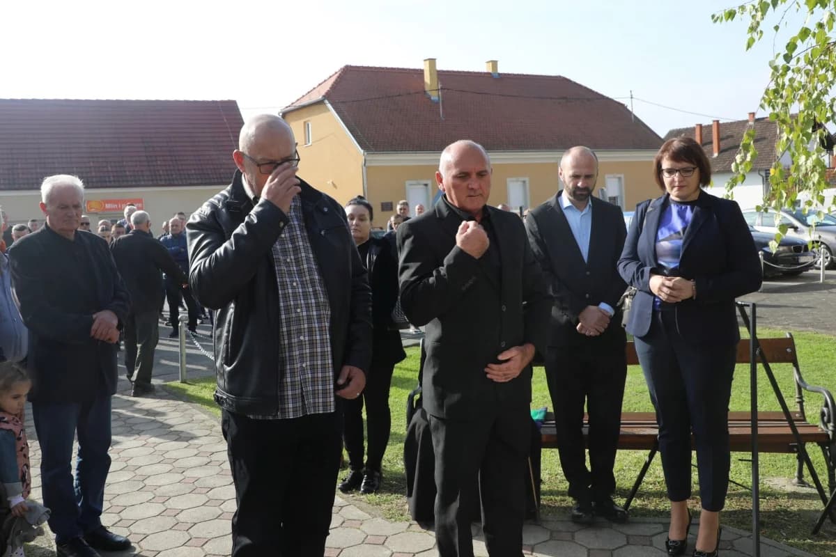 U Zagrađu otkrivena spomen-ploča poginulim hrvatskim braniteljima I. Uremoviću i I. Luciću