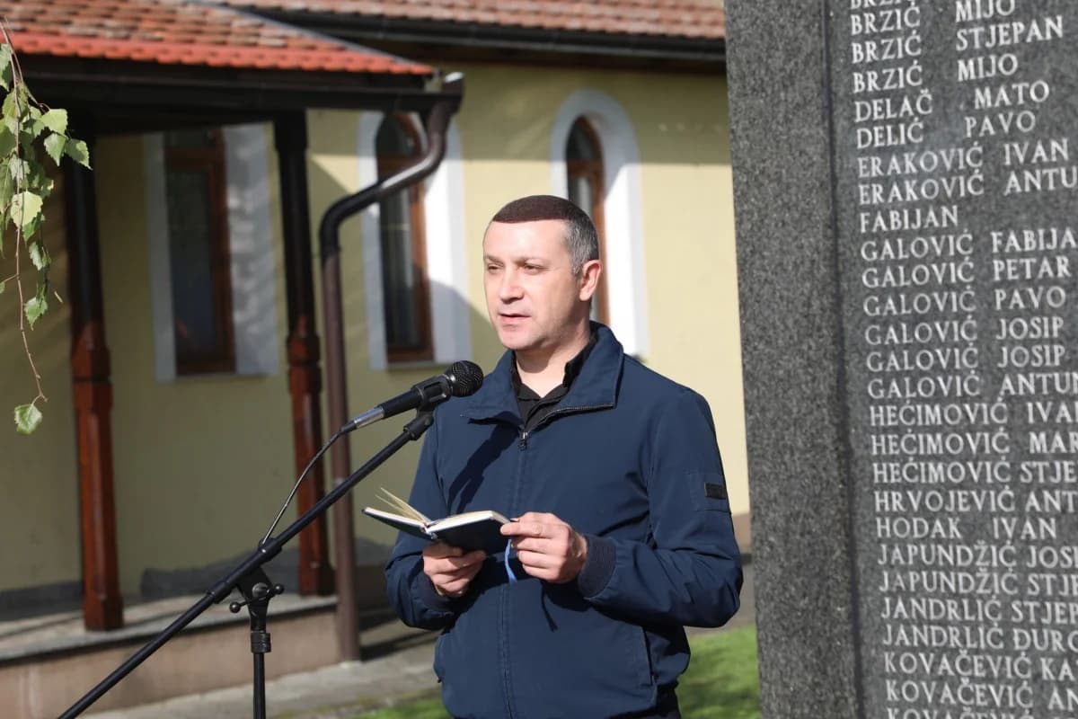 U Zagrađu otkrivena spomen-ploča poginulim hrvatskim braniteljima I. Uremoviću i I. Luciću
