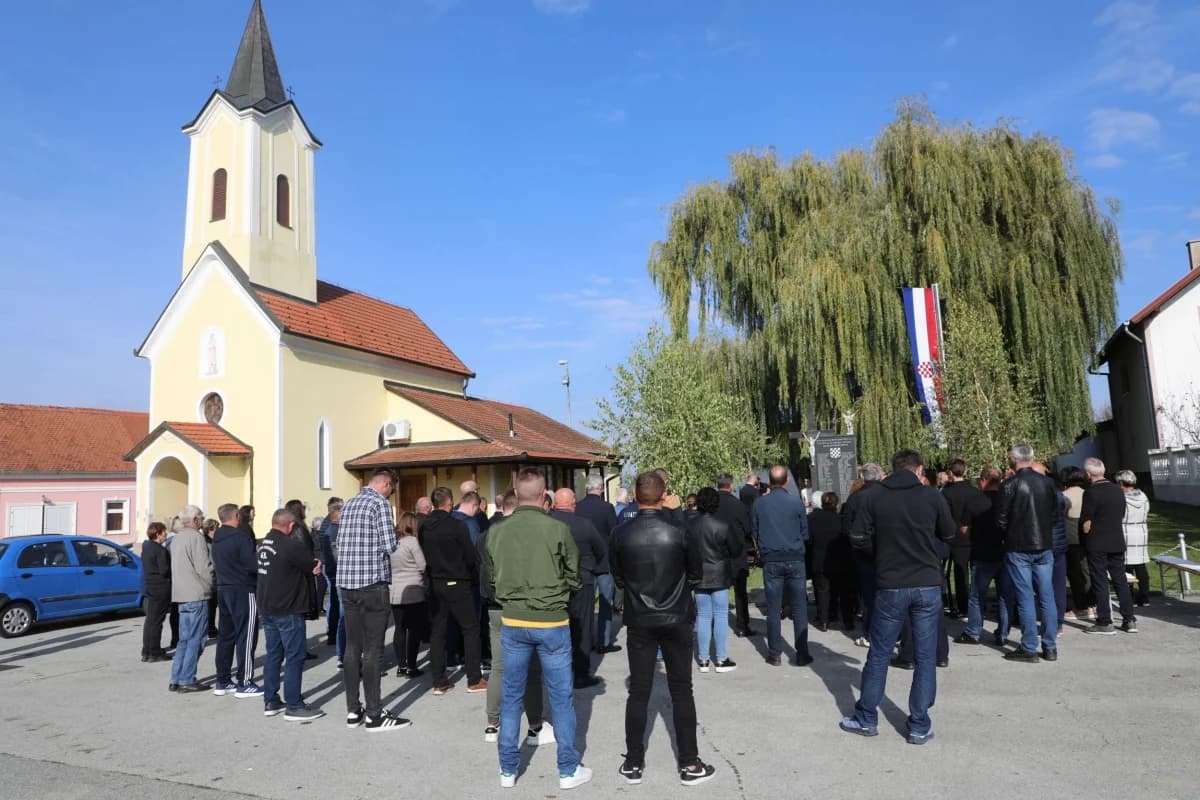 U Zagrađu otkrivena spomen-ploča poginulim hrvatskim braniteljima I. Uremoviću i I. Luciću
