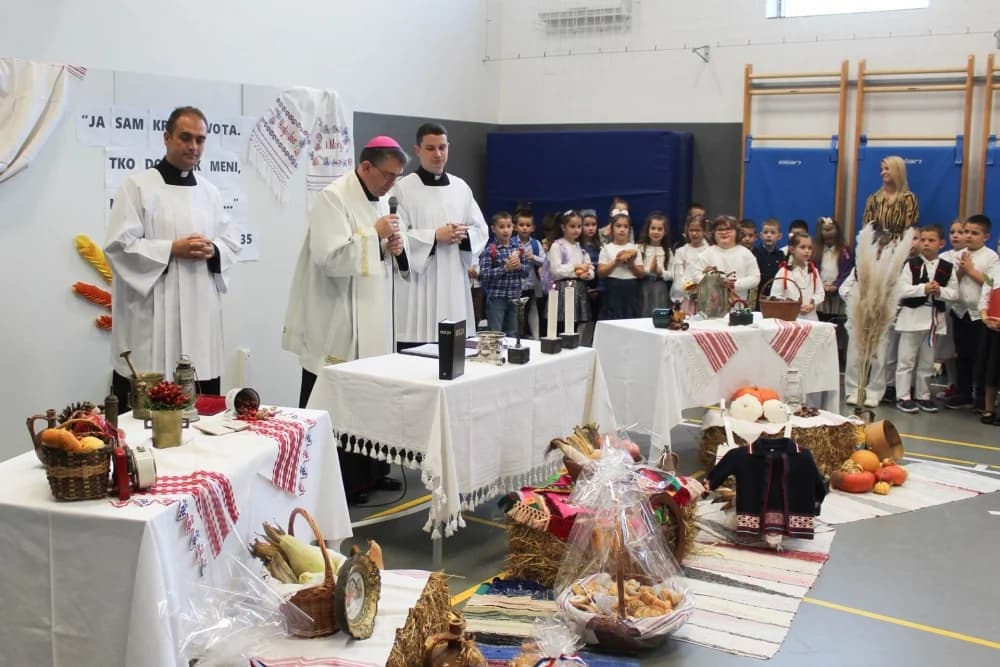 FOTO: Dani kruha i zahvalnosti za plodove zemlje u katoličkim školama u Požegi