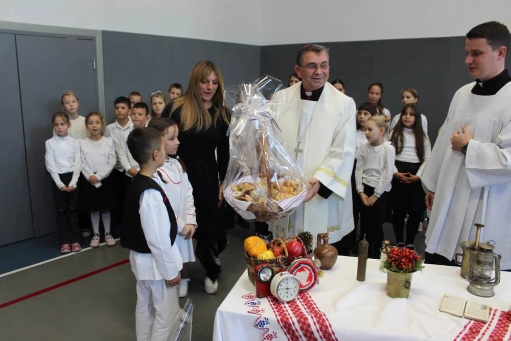FOTO: Dani kruha i zahvalnosti za plodove zemlje u katoličkim školama u Požegi