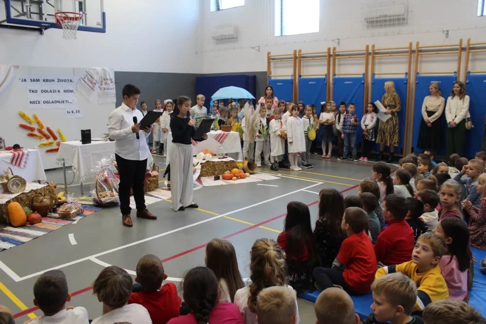 FOTO: Dani kruha i zahvalnosti za plodove zemlje u katoličkim školama u Požegi