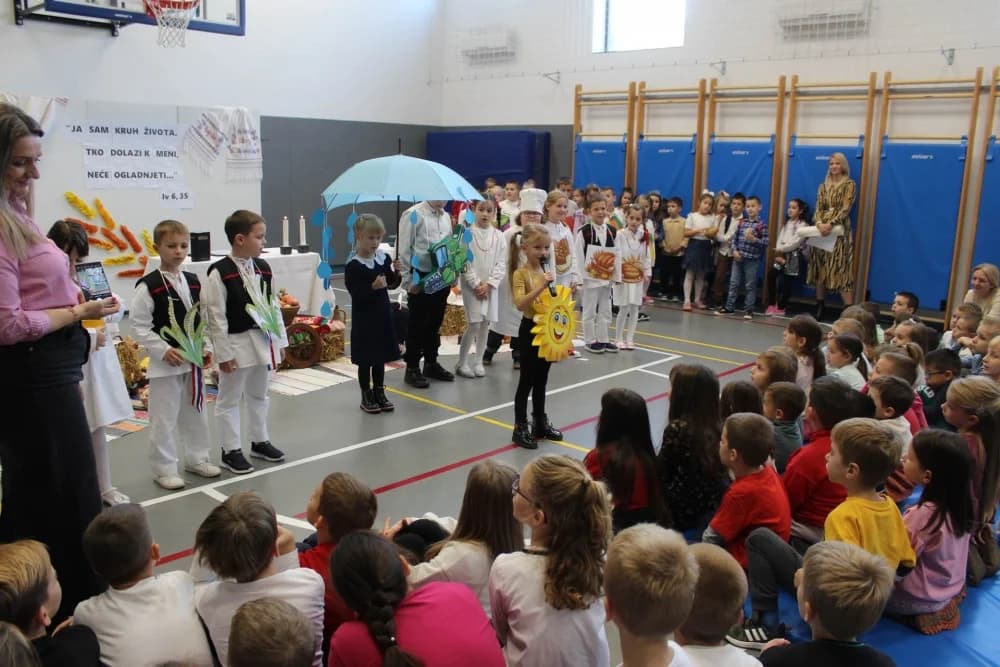 FOTO: Dani kruha i zahvalnosti za plodove zemlje u katoličkim školama u Požegi