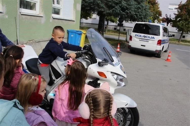 Pleternički vrtićarci posjetili policijsku postaju