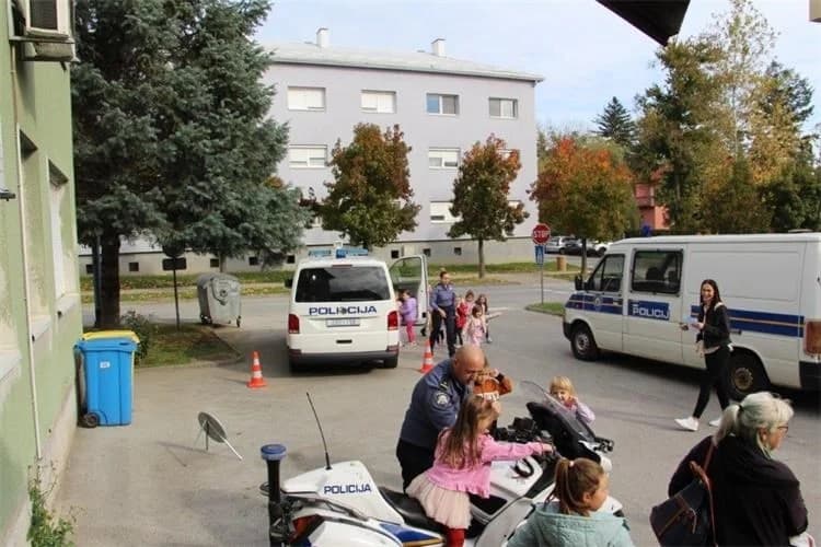 Pleternički vrtićarci posjetili policijsku postaju
