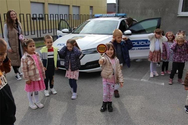 Pleternički vrtićarci posjetili policijsku postaju