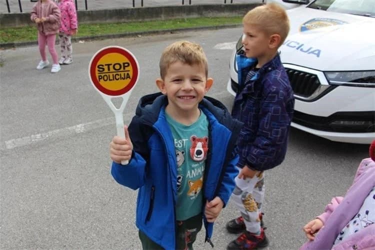 Pleternički vrtićarci posjetili policijsku postaju