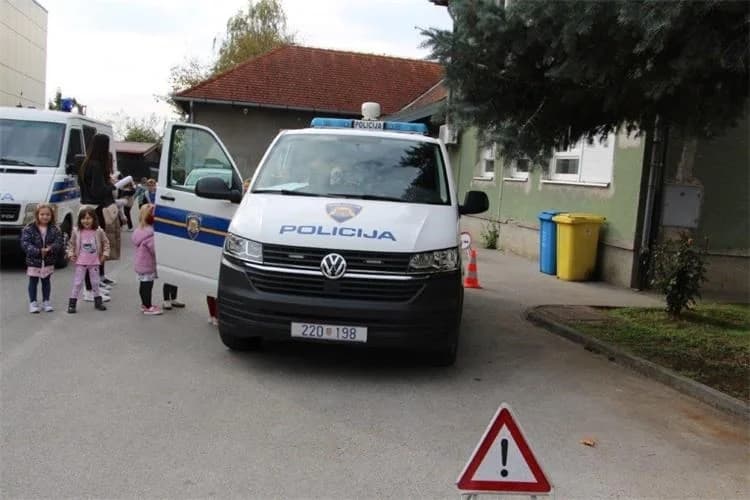 Pleternički vrtićarci posjetili policijsku postaju
