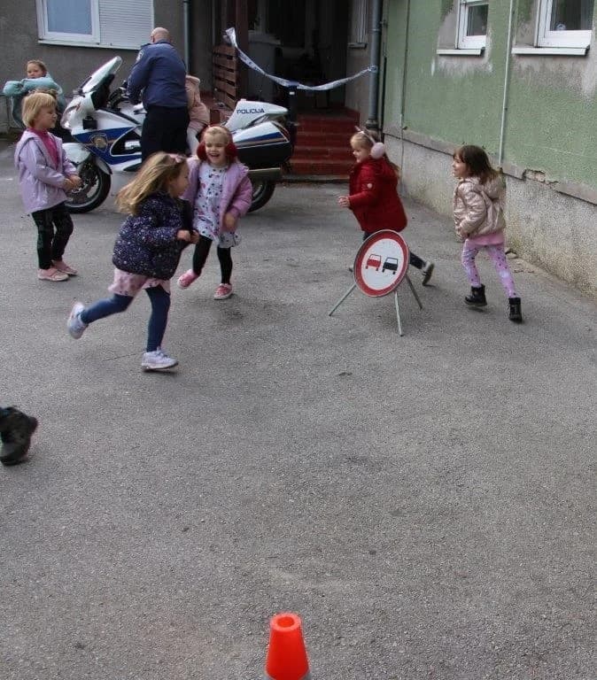 Pleternički vrtićarci posjetili policijsku postaju