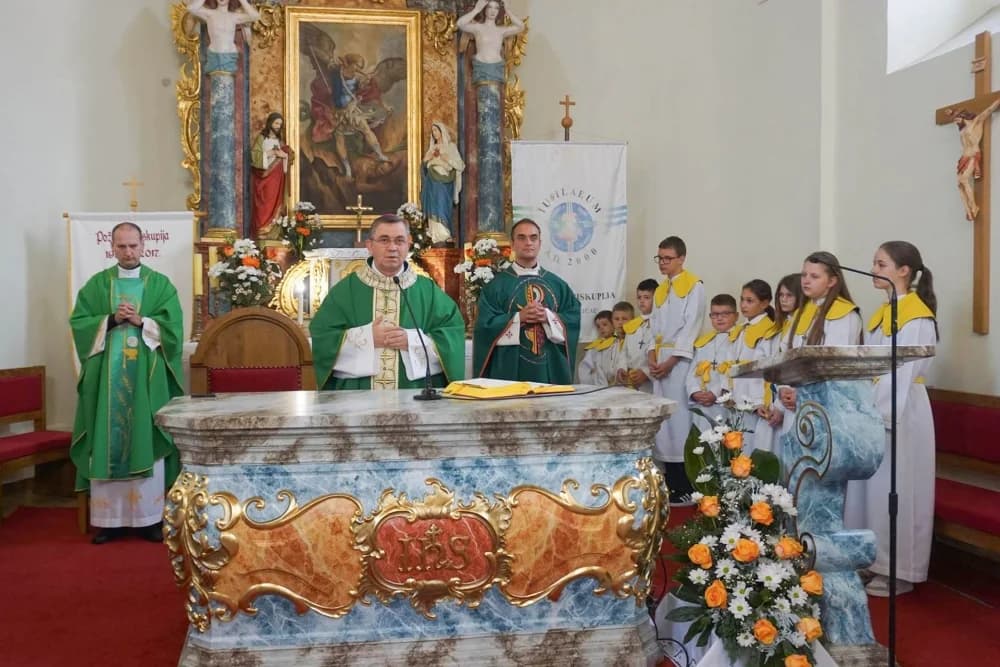 Biskup Martinović blagoslovio novi oltar i ambon u Dubočcu