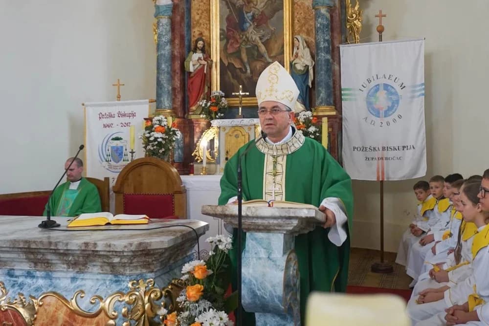 Biskup Martinović blagoslovio novi oltar i ambon u Dubočcu