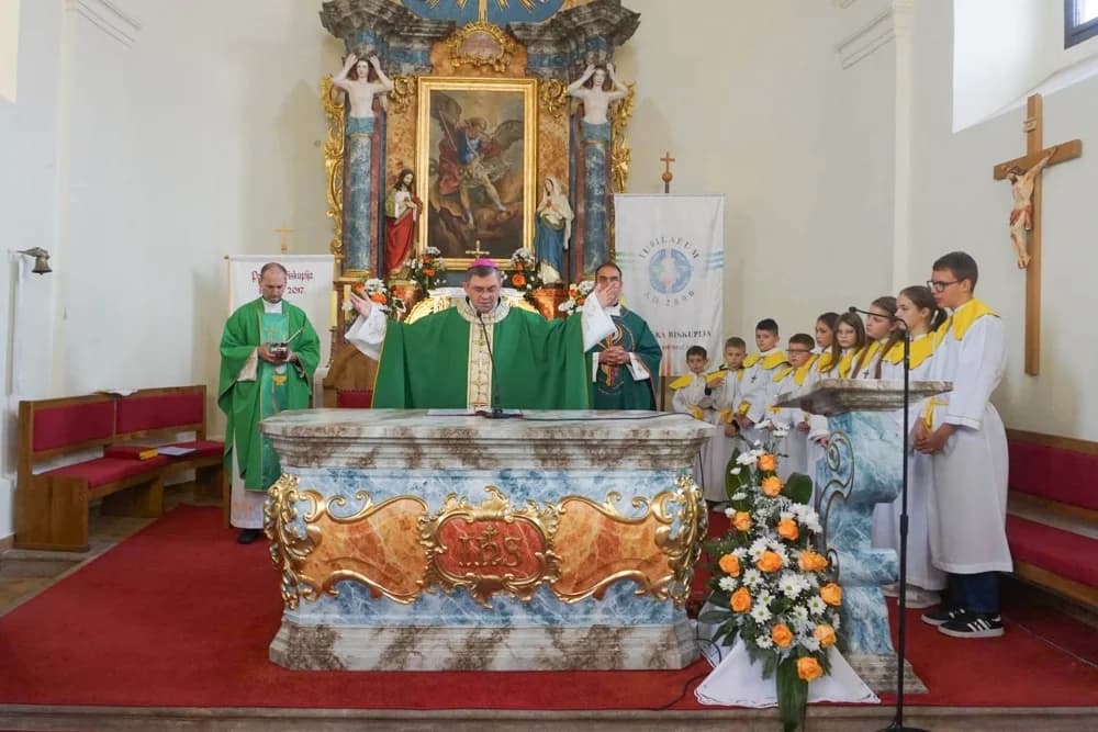 Biskup Martinović blagoslovio novi oltar i ambon u Dubočcu