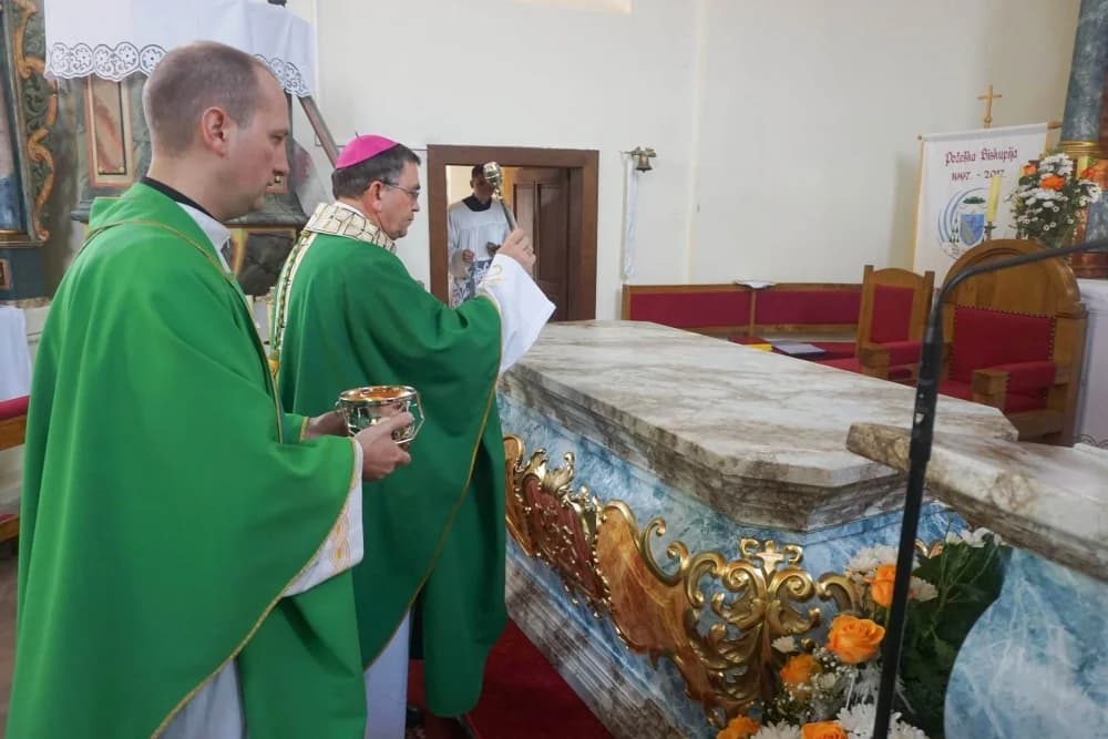 Biskup Martinović blagoslovio novi oltar i ambon u Dubočcu