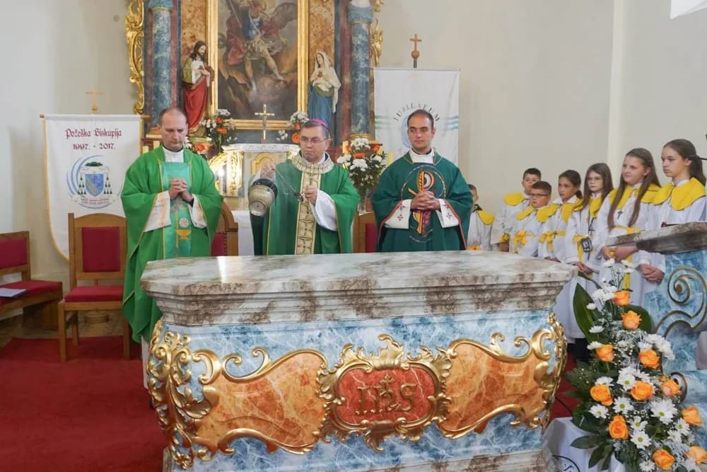 Biskup Martinović blagoslovio novi oltar i ambon u Dubočcu