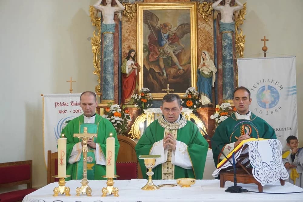 Biskup Martinović blagoslovio novi oltar i ambon u Dubočcu