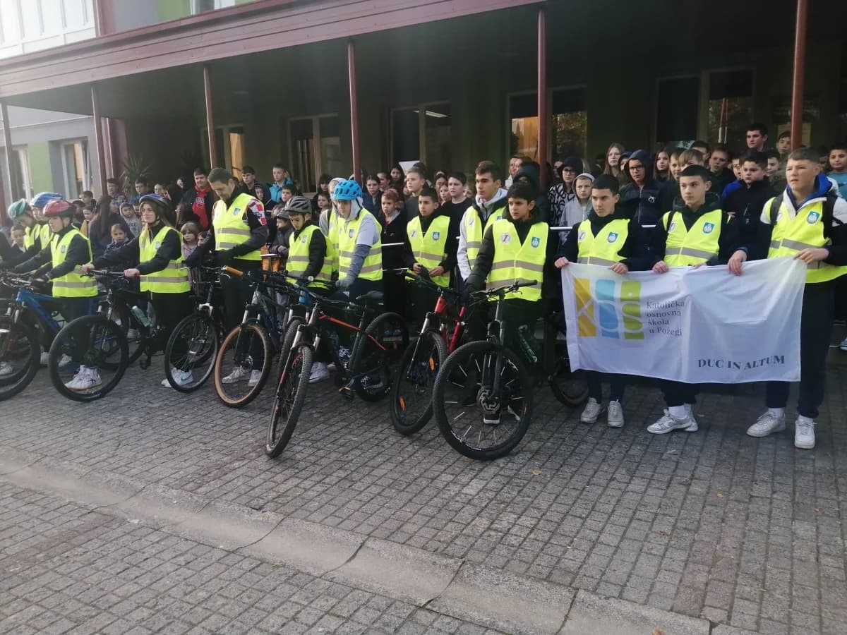 Učenici Katoličke škole na Biciklijadi do Vukovara